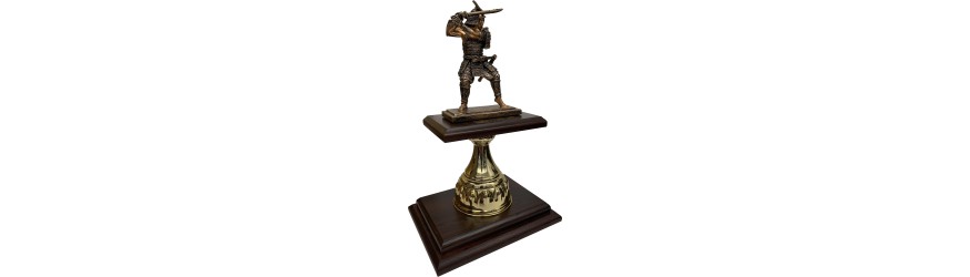 RESIN SCUPLTED SAMURAI FIGURE MOUNTED ON A WOOD VENNER BASE - 12''